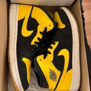 Air Jordan 1 Mid (Womens 10)